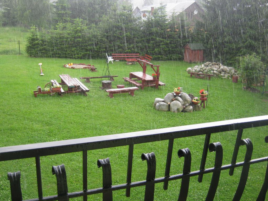 Hacjenda - Apartamenty I Pokoje Goscinne Czarna Gora Exterior photo